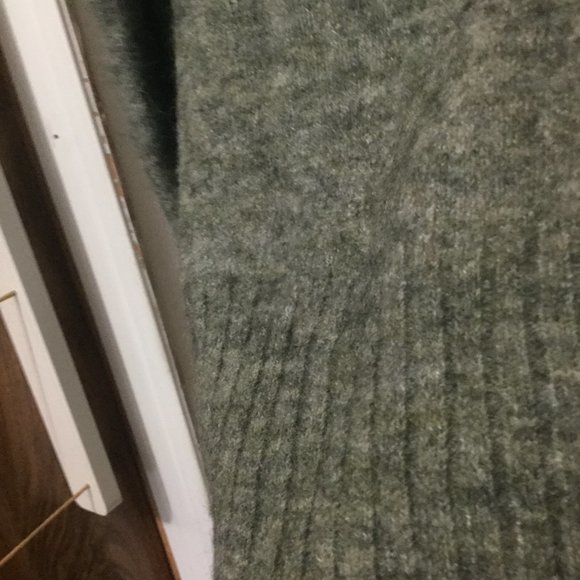 The Group Babaton cowl neck has 25% Alpaca and 10% wool size small - Picture 4 of 7